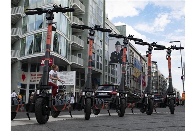 Elektro-Tretroller sind seit Juni in Deutschland zugelassen. Mehrere Anbieter stellen die kleinen Fahrzeuge in etlichen Städten gegen Geld zur Verfügung. Foto: Paul Zinken