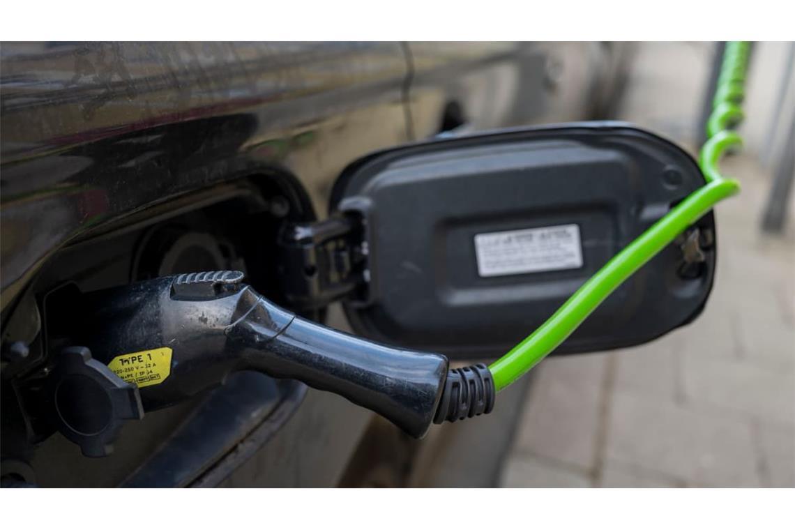 Elektroauto an einer Ladesäule: Die Hälfte der Antragsteller hat laut Umweltministerium ein Haushaltsjahreseinkommen von maximal 45.000 Euro.
