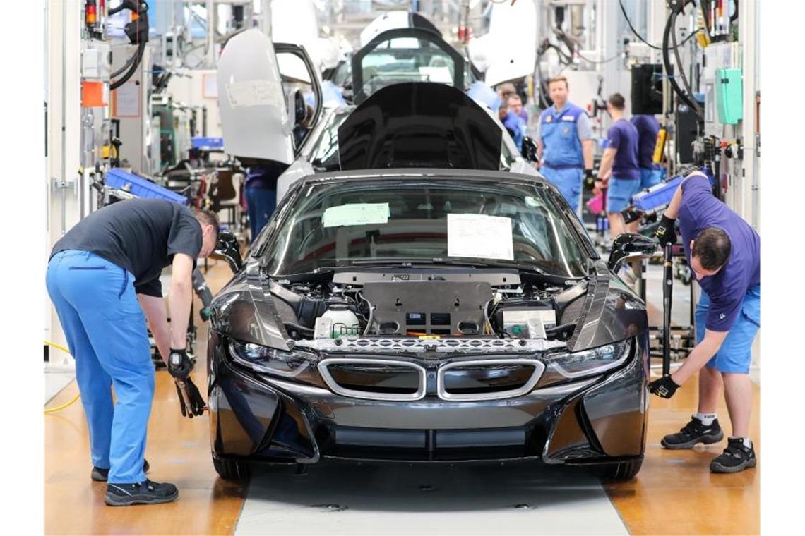 Elektroautos sind auch in der Krise gefragt - dieser Plug-in-Hybrid-Sportwagen von BMW gehört allerdings zu den teuersten am Markt. Foto: Jan Woitas/dpa-Zentralbild/dpa