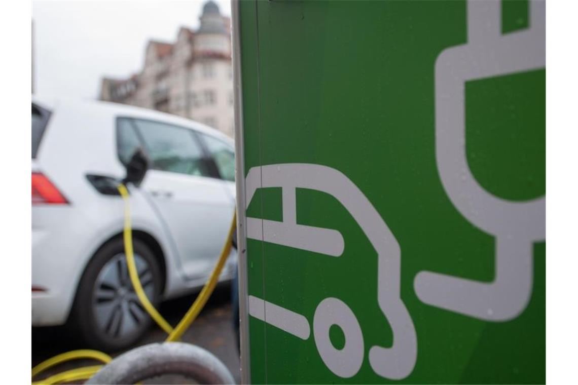 EnBW, Rewe und Penny vereinbaren Ausbau von Ladesäulen Elektroautos werden an einer Ladesäule aufgeladen. Foto: Hendrik Schmidt/dpa-Zentralbild/dpa/Symbolbild