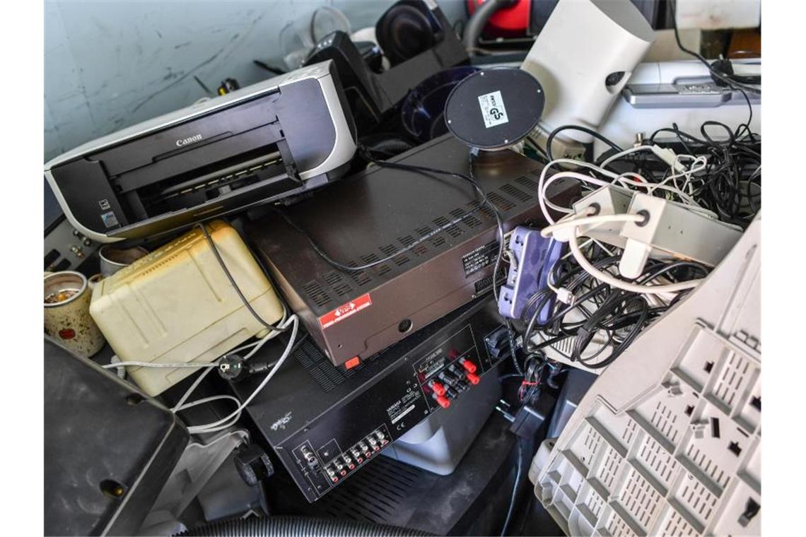 2020 wurden mehr Elektrogeräte recycelt Elektrogeräte werden auf einem Recyclinghof in einem Container gesammelt. 2020 wurden in Deutschland mehr Elektrogeräte recycelt. Foto: Jens Kalaene/dpa-Zentralbild/dpa