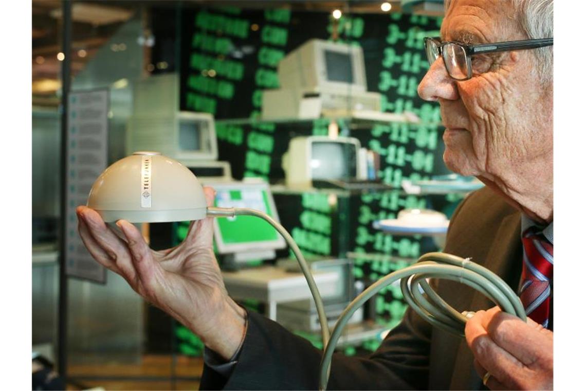Elektroingenieur Rainer Mallebrein zeigt die erste Computermaus. Foto: Dieter Menne