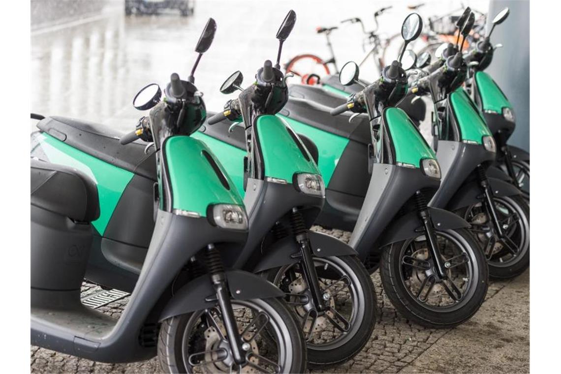 Mietroller-Anbieter Coup stellt Betrieb ein Elektroroller des e-roller sharing Unternehmens Coup. Foto: Christophe Gateau/dpa/Archivbild