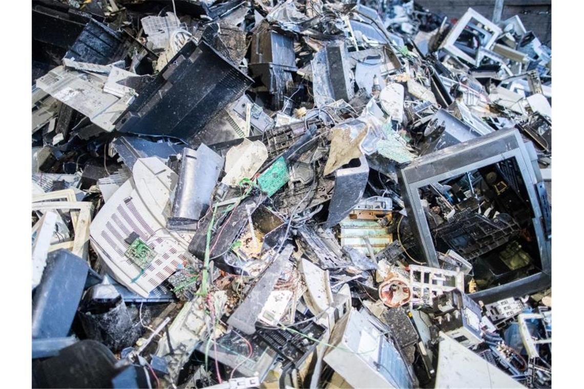 Gegen die Wegwerfgesellschaft Elektroschrott in einer Halle einer Recyclingfirma. Foto: Marcel Kusch/dpa