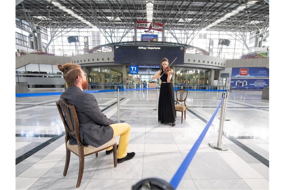 Elena Graf, 1. Konzertmeisterin der Staatsoper Stuttgart, spielt im Terminal 1 des Flughafens. Foto: Sebastian Gollnow/dpa