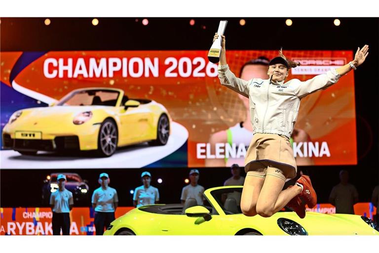 Elena Rybakina gewinnt den Porsche Tennis Grand Prix in Stuttgart – und macht deshalb einen gewaltigen Luftsprung.