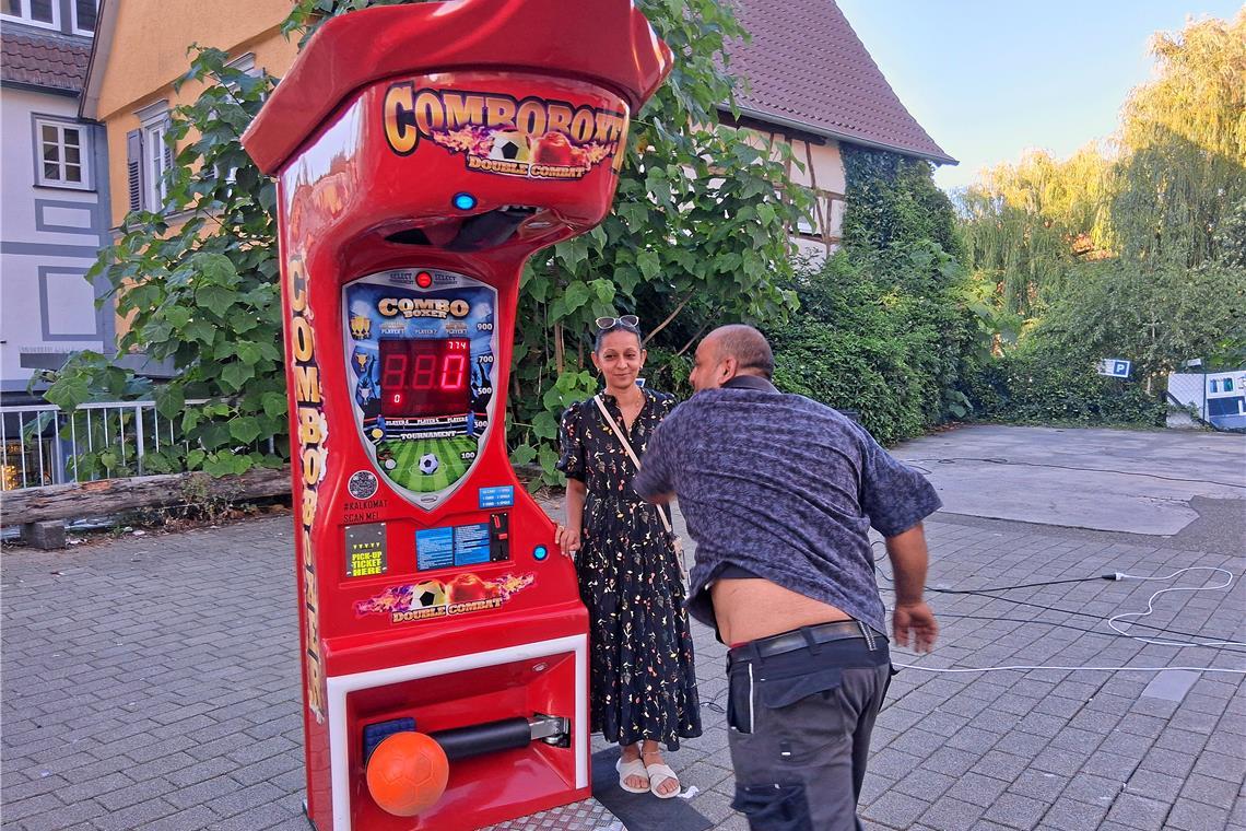 Der Live-Blog zum 53. Backnanger Straßenfest: Mit dem Zapfenstreich klingt das Fest aus Elenka Vasileva freut sich, dass ihre Boxautomaten so gut ankommen. Foto: privat