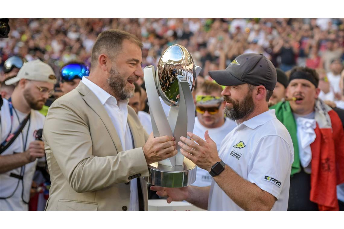 Skibrille, Zigarre und Bier – die besten Bilder der jubelnden Surge-Spieler ELF-Boss Zeljko Karaijca überreicht Jordan Neuman den Pokal.