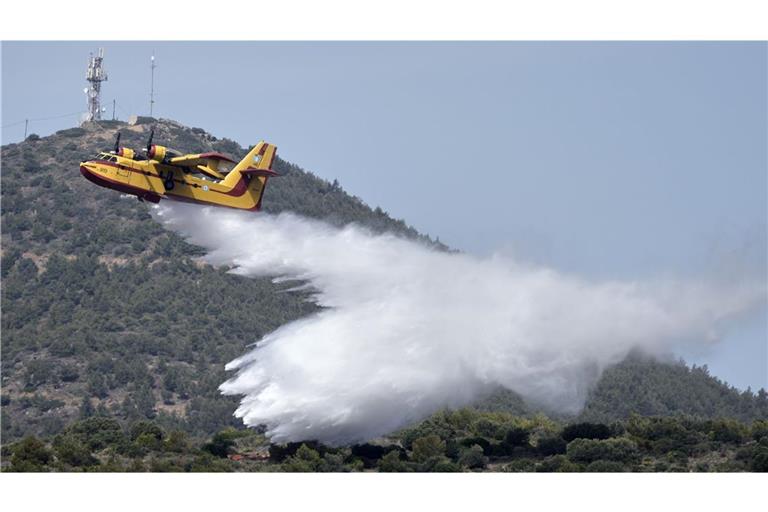 Elf Löschflugzeuge sind auf Chios im Einsatz. (Archivbild)