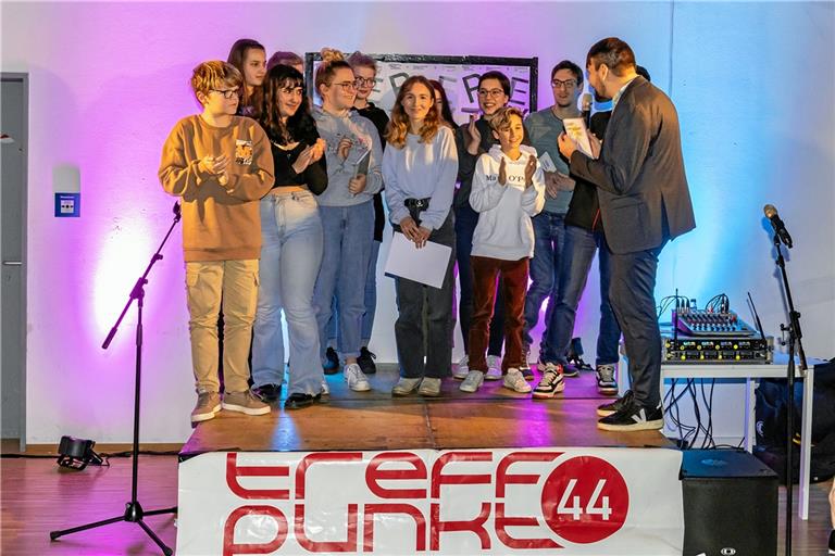 Elf Schülerinnen und Schüler haben beim Poetry-Slam ihre Texte vorgetragen. Moderiert wurde der Abend von Nikita Gorbunov (rechts) und auch ein Stargast war dabei: Kai Bosch, baden-württembergischer Meister im Poetry-Slam (dritter von rechts). Fotos: Dietmar van der Linden