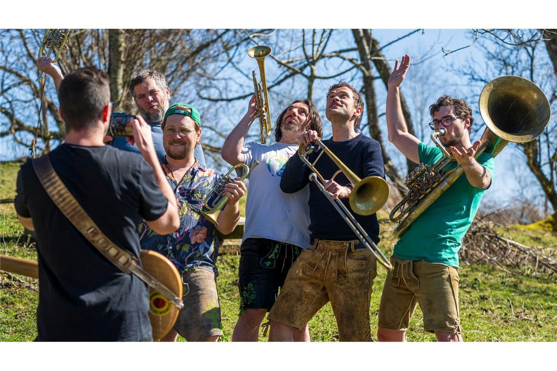 Elf Songs sind auf dem Album, bei denen sich dieses Mal unter die erfolgreiche Kombination aus bayerischer Blasmusik, Pop und Ska noch eine gute Prise Balkan-Klang mischt.