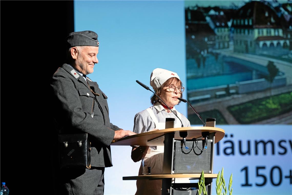 Elfie Kühne und Horst Simacher präsentierten sich in alten Uniformen des DRK und gingen auf die Geschichte des Ortsvereins ein.