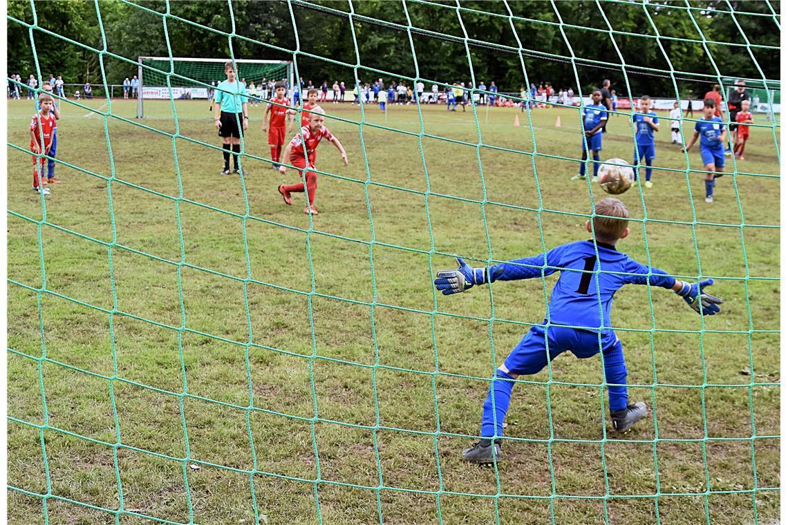 Elfmeter für die TSG Backnang gegen den SV Unterweissach.