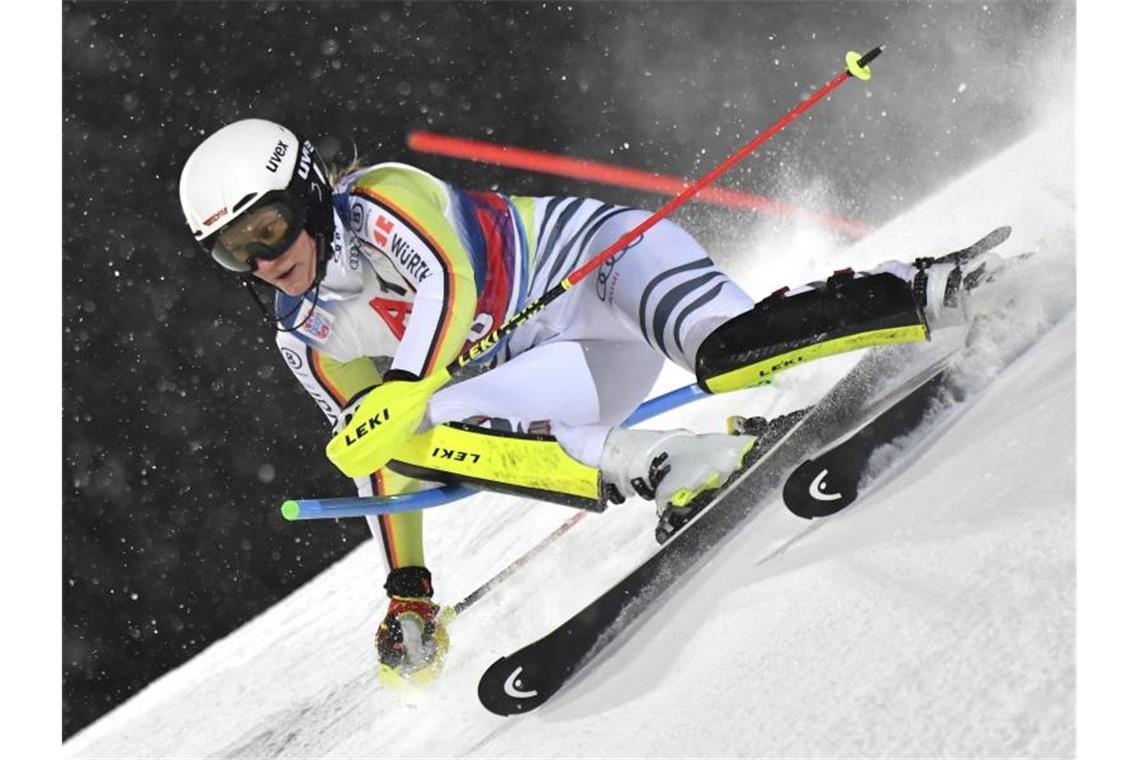 Elfte beim Slalom in Flachau: Lena Dürr in Aktion. Foto: Barbara Gindl/APA/dpa