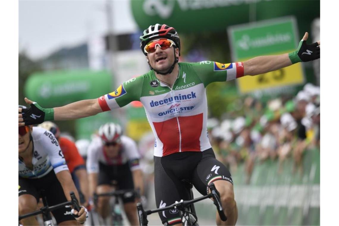 Elia Viviani jubelt über seinen ersten Etappensieg bei der Tour de Suisse. Foto: Gian Ehrenzeller/KEYSTONE
