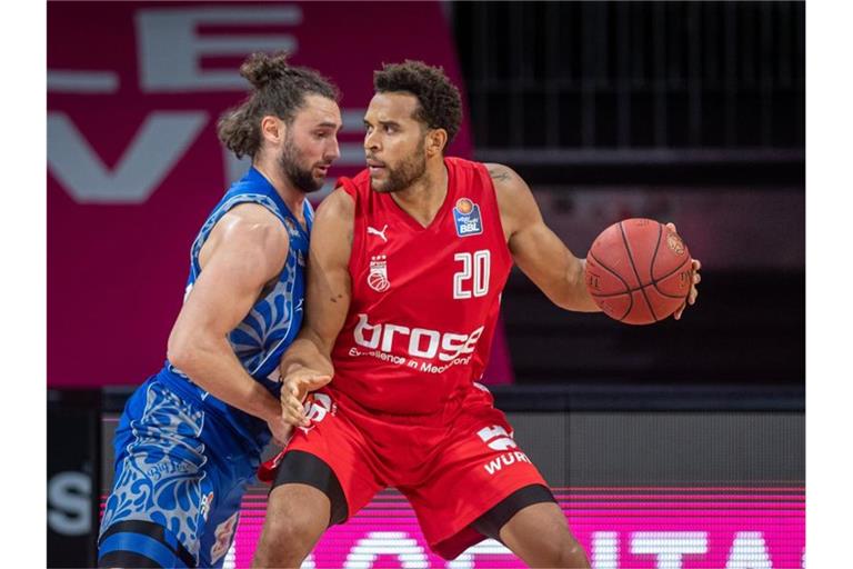 Elias Harris (r) setzte sich mit Brose Bamberg gegen die Frankfurt Skyliners mit Marco Völler durch. Foto: Tilo Wiedensohler/camera4/BBL/Pool/dpa