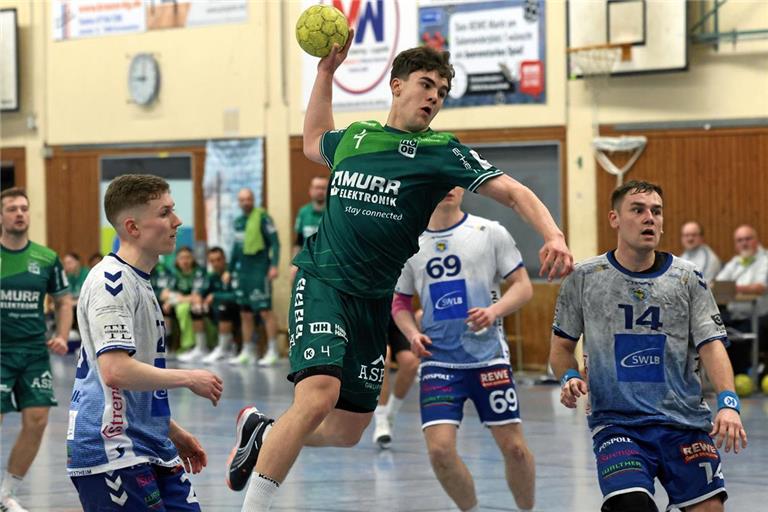 Elias Newel (beim Wurf) ist im Angriff des HCOB der überragende Spieler gewesen. Foto: Alexander Hornauer