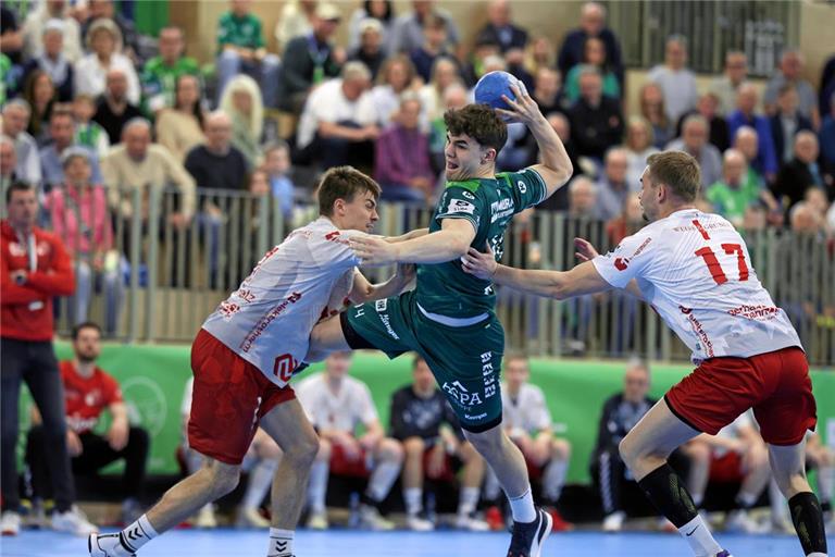 Elias Newel (Mitte) ist unter der Woche auf einem Lehrgang der U-21-Nationalmannschaft gewesen, steht dem HCOB am Samstag aber wieder zur Verfügung. Foto: Alexander Becher