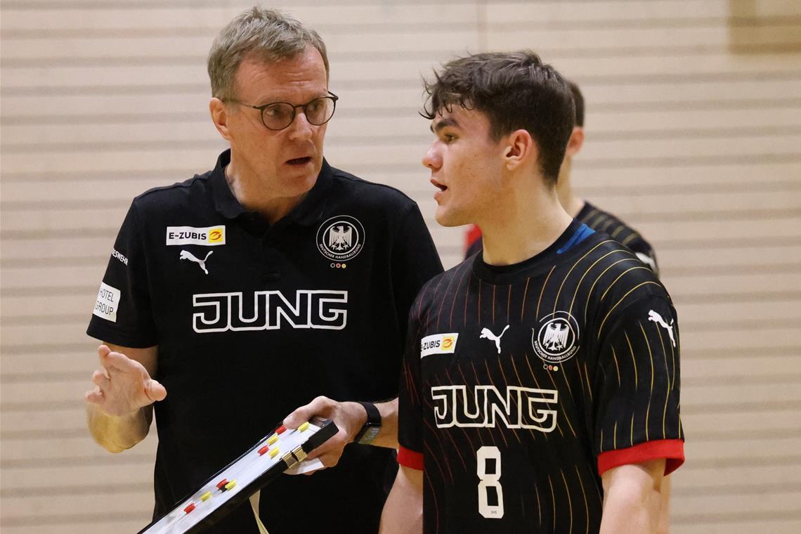 Senkrechtstarter fiebert der EM entgegen Elias Newel (rechts) im Gespräch mit Bundestrainer Martin Heuberger. Foto: Alexander Hornauer