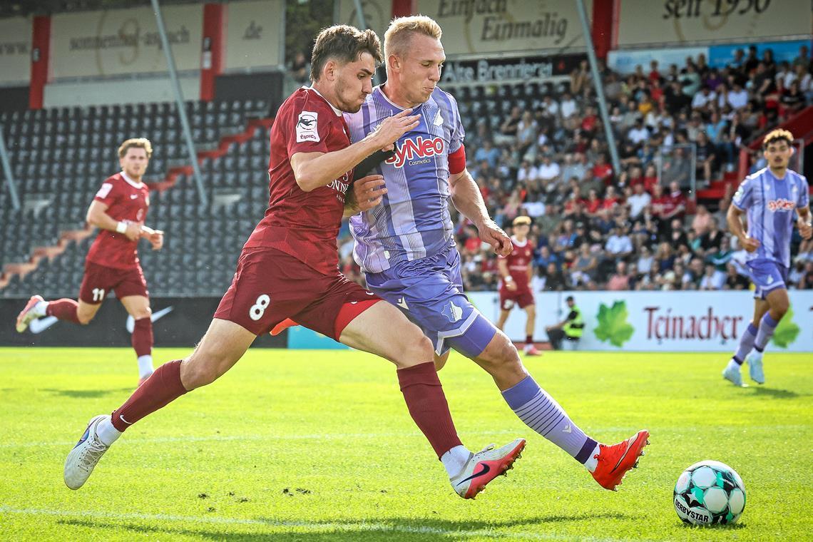 Elias Rahn (links) und die TSG liefern sich mit Valentin Lässig und der TSG ein enges Duell, in dem am Ende Aspach knapp die Nase vorn hat. Das knappe 1:0 bedeutet für den schwäbischen Aufsteiger den zweiten Sieg im insgesamt vierten Saisonspiel. Foto: Alexander Becher