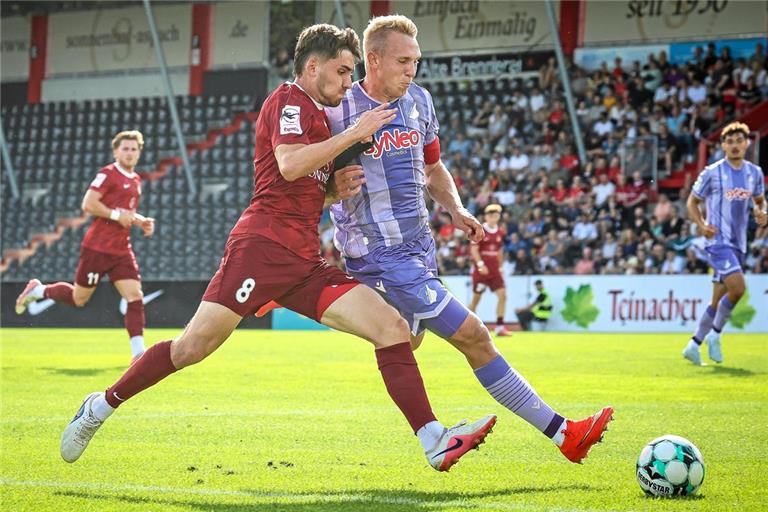 Elias Rahn (links) und die TSG liefern sich mit Valentin Lässig und der TSG ein enges Duell, in dem am Ende Aspach knapp die Nase vorn hat. Das knappe 1:0 bedeutet für den schwäbischen Aufsteiger den zweiten Sieg im insgesamt vierten Saisonspiel. Foto: Alexander Becher
