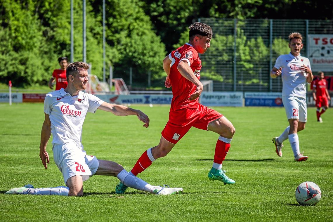 Elias Rahn (Mitte) hat als rechter Außenverteidiger beim 4:1-Heimsieg der TSG eine starke Partie gemacht. Foto: Alexander Becher