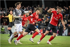 Elias Rahn (Nummer 8) rennt nach seinem 2:1 für Großaspach los, mit ihm jubelt schon Michael Kleinschrodt (rechts). Foto: Alexander Becher