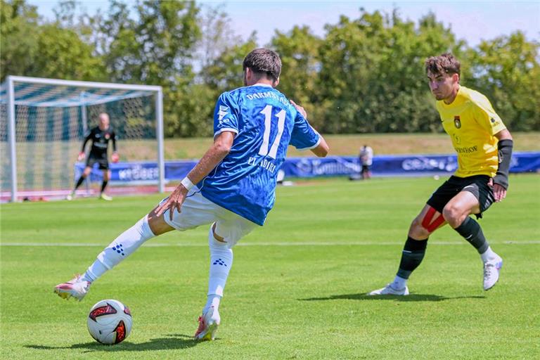 Elias Rahn und die SG Sonnenhof Großaspach können den SV Darmstadt 98 um Ibrahim El Kadiri (am Ball) oft nicht stoppen. Foto: Imago