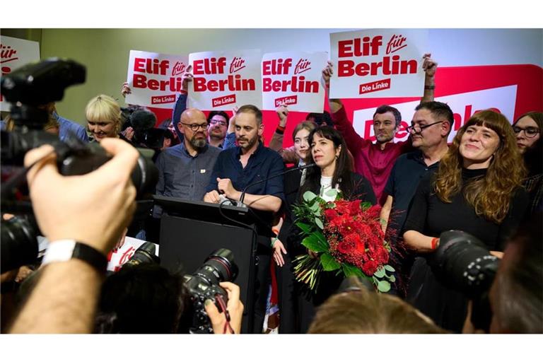 Elif Eralp (Mitte r), Fraktionsvorsitzende der Partei Die Linke im Berliner Abgeordnetenhaus, steht während eines Landesparteitags der Berliner Linken mit einem Blumenstrauß auf dem Podium.