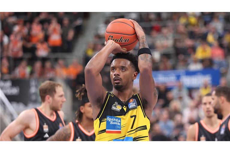 Wie die MHP Riesen Ludwigsburg den Vizemeister entzaubern Elijah Hughes setzt den Riesen die Krone auf.