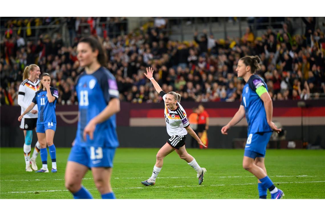 Elisa Senß dreht nach ihrem Tor jubelnd ab.