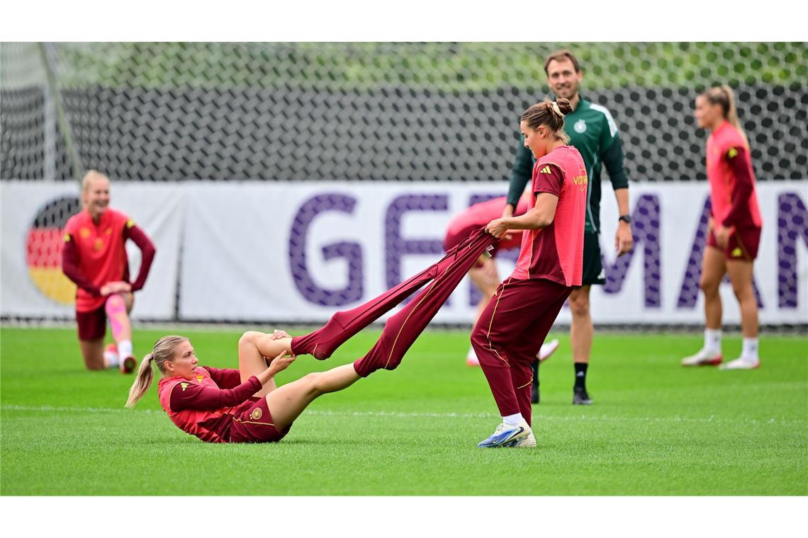 DFB-Team träumt vor Spanien-Kracher von "was ganz Großem" Elisa Senß (l.) und Carlotta Wamser: Warm anziehen gegen Spanien?