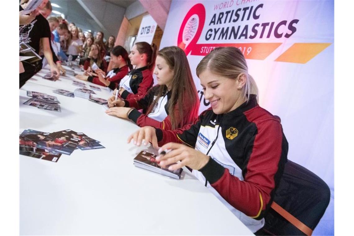 Turnerinnen buchen Olympia-Ticket Elisabeth Seitz (r.-l.), Pauline Schäfer, Sophie Scheder und Kim Bui aus Deutschland geben Autogramme. Foto: Marijan Murat/dpa