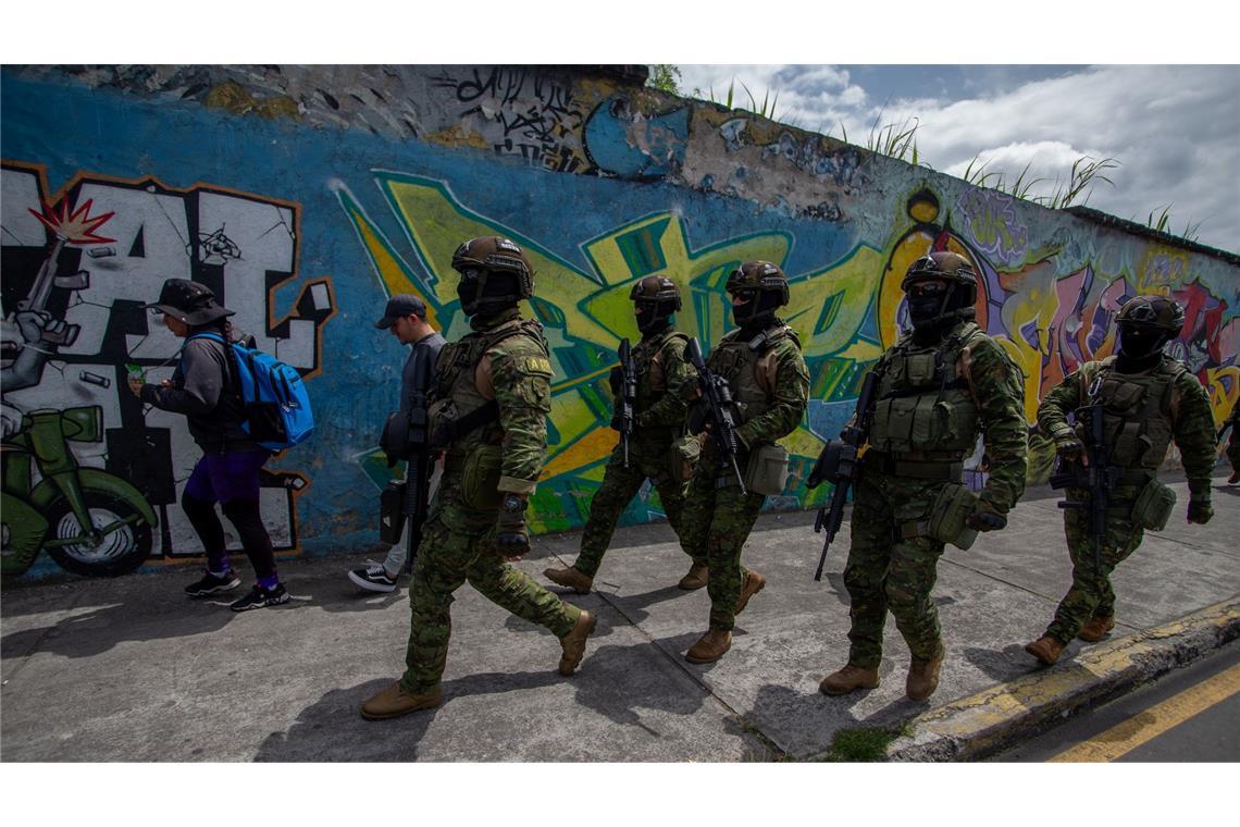 Eliteteams der ecuadorianischen Streitkräfte führen Patrouillen und Durchsuchungen in konfliktträchtigen Sektoren der Stadt Quito durch.