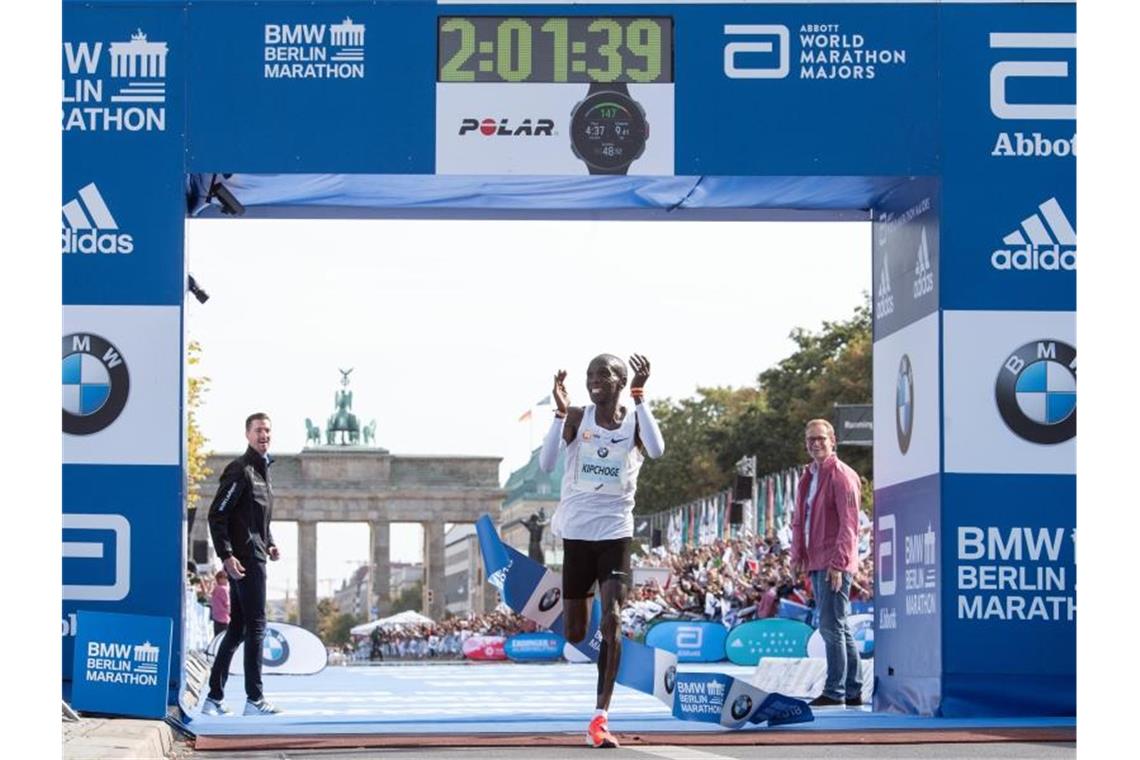 Kipchoge: Noch keine Entscheidung über Berlin-Start Eliud Kipchoge hatte 2018 in 2:01:39 Stunden den Marathon-Weltrekord in Berlin aufgestellt. Foto: Soeren Stache/dpa