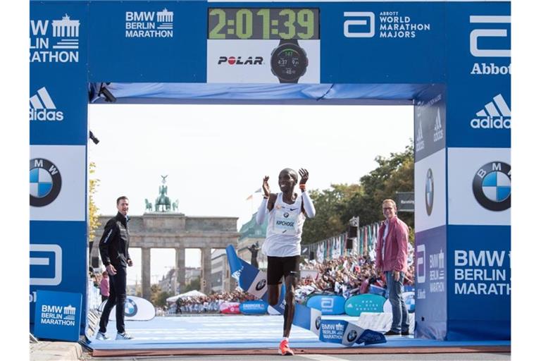 Eliud Kipchoge hatte 2018 in 2:01:39 Stunden den Marathon-Weltrekord in Berlin aufgestellt. Foto: Soeren Stache/dpa