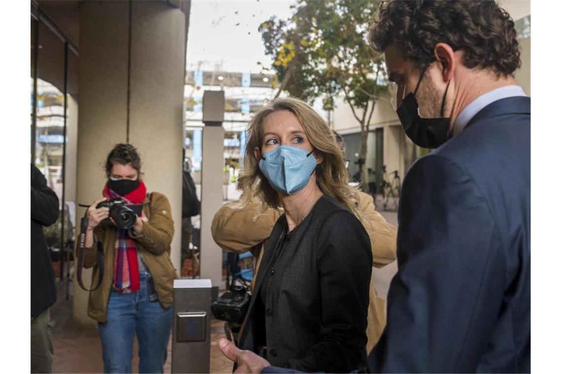 Schuldspruch für Gründerin von Bluttest-Firma Theranos Elizabeth Holmes hatte mehrere hundert Millionen Dollar bei Investoren eingenommen. Foto: Nic Coury/AP/dpa