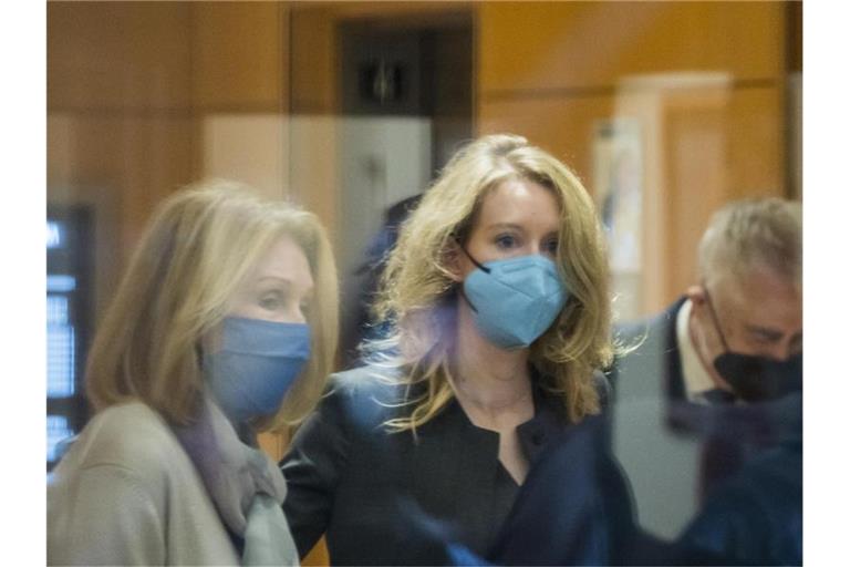 Elizabeth Holmes (M) betritt das Bundesgericht in San Jose, Kalifornien. Die einstige Vorzeigeunternehmerin Elizabeth Holmes ist von US-Geschworenen des Betrugs an mehreren ihrer Investoren schuldig gesprochen worden. Foto: Nic Coury/AP/dpa