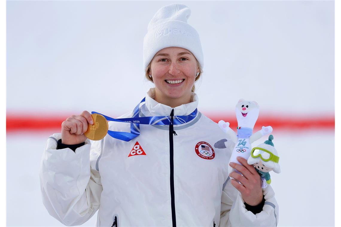 Elizabeth Lemley aus den USA jubelt bei der Siegerehrung mit ihrer Goldmedaille über den ersten Platz