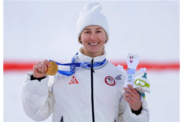Elizabeth Lemley aus den USA jubelt bei der Siegerehrung mit ihrer Goldmedaille über den ersten Platz