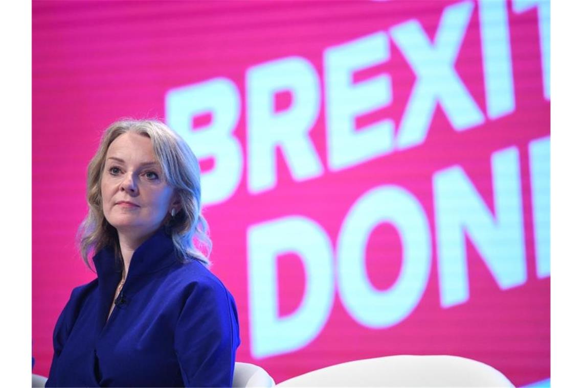 Elizabeth Truss, britische Ministerin für internationalen Handel, steht beim Parteitag der britischen Konservativen im Kongresszentrum von Manchester auf der Bühne. Foto: Stefan Rousseau/PA Wire