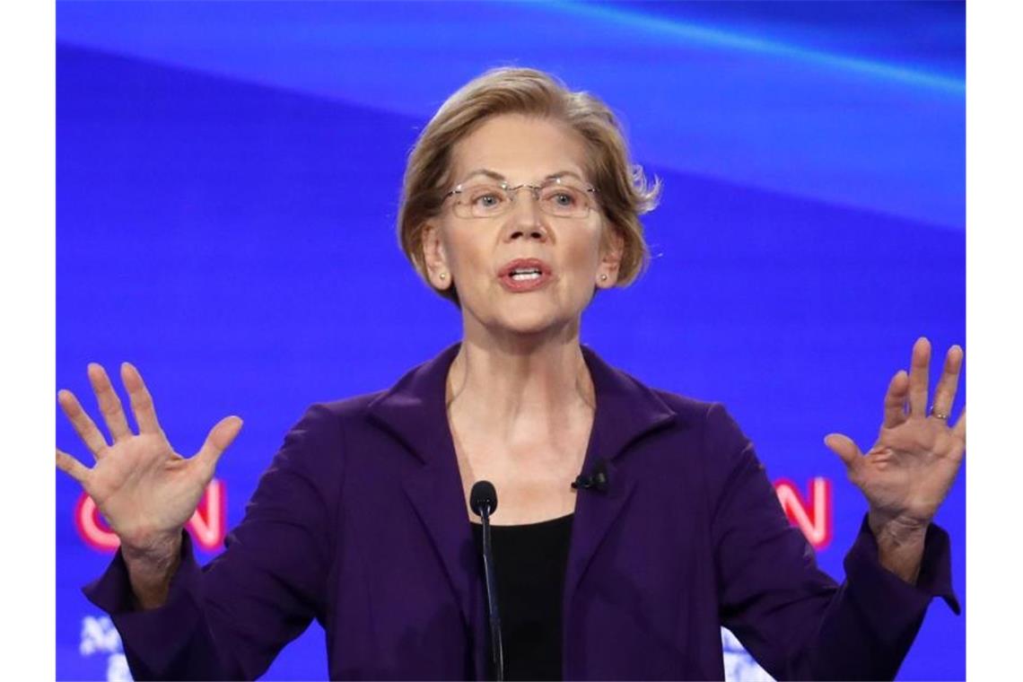 Elizabeth Warren, demokratische Bewerberin um die Präsidentschaftskandidatur, spricht während der vierten TV-Debatte der Demokraten. Foto: John Minchillo/AP/dpa