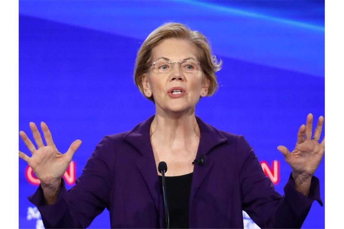US-Demokratin Warren ist neues Ziel parteiinterner Attacken Elizabeth Warren, demokratische Bewerberin um die Präsidentschaftskandidatur, spricht während der vierten TV-Debatte der Demokraten. Foto: John Minchillo/AP/dpa
