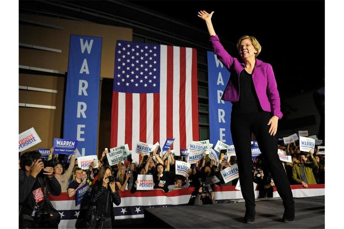 Elizabeth Warren, demokratische Bewerberin um die Präsidentschaftskandidatur, winkt bei einer Wahlkampfveranstaltung im Monterey Park. Foto: Mark J. Terrill/AP/dpa