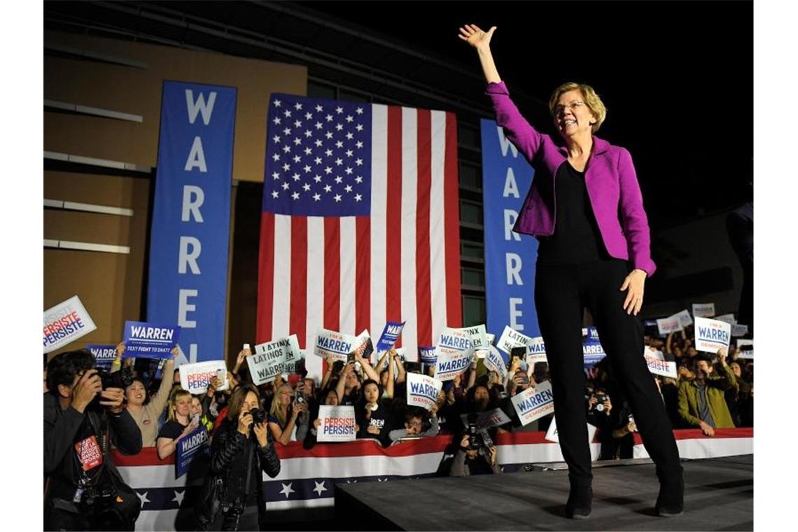 Wichtige Etappe vor der US-Wahl: „Super Tuesday“ Elizabeth Warren, demokratische Bewerberin um die Präsidentschaftskandidatur, winkt bei einer Wahlkampfveranstaltung im Monterey Park. Foto: Mark J. Terrill/AP/dpa
