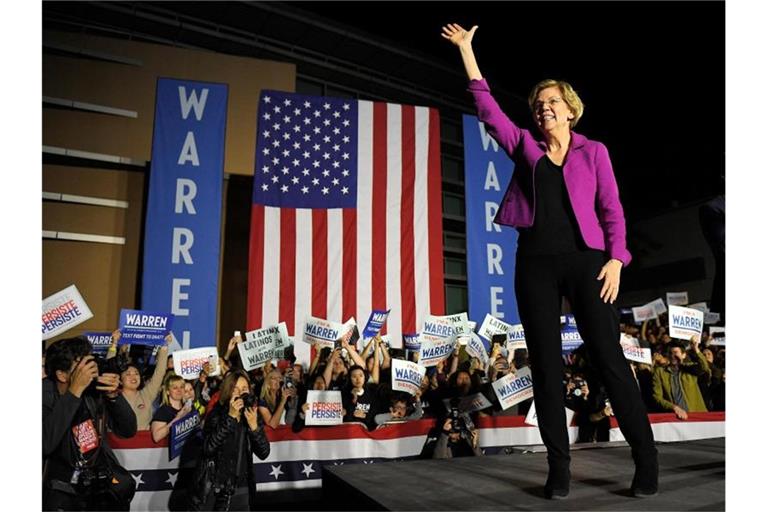 Elizabeth Warren, demokratische Bewerberin um die Präsidentschaftskandidatur, winkt bei einer Wahlkampfveranstaltung im Monterey Park. Foto: Mark J. Terrill/AP/dpa