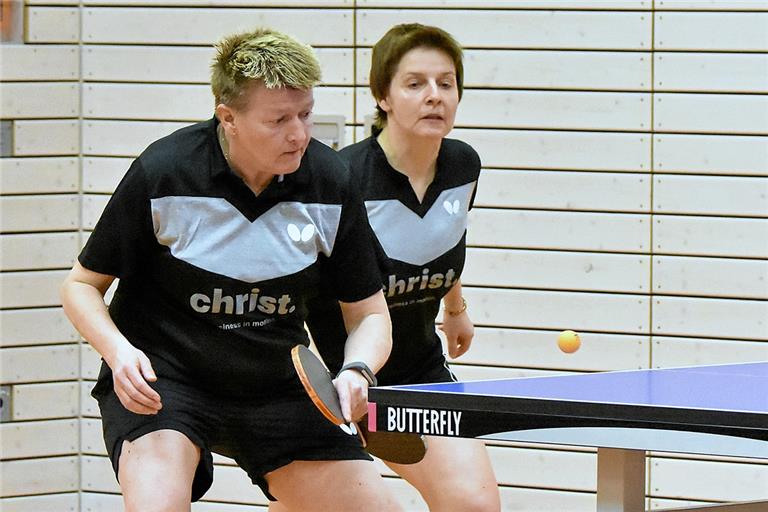 Elke Anders (links) und Ines Marquardt unterliegen im Doppel ganz knapp. Foto: T. Sellmaier