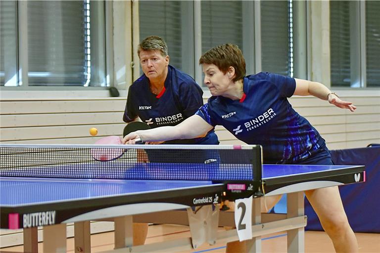 Elke Anders (links) und Ines Marquardt wollen sich mit den TTV-Frauen in der Rückrunde verbessern. Archivfoto: Tobias Sellmaier