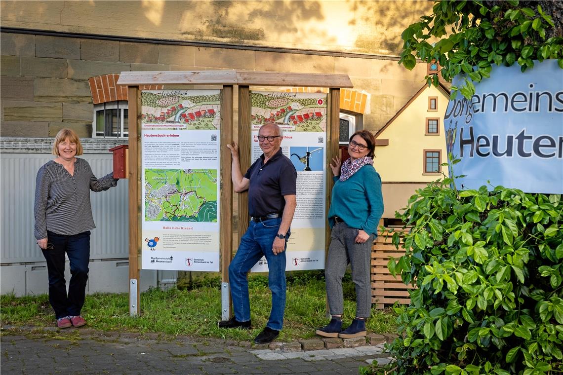 Neuer Erlebnisstationenpfad in Heutensbach macht Ortsgeschichte erlebbar Elke Brünle, Helge Husfeldt und Christiane Hillig (von links) sind stolz auf den neuen Erlebnisstationenpfad. Foto: Alexander Becher