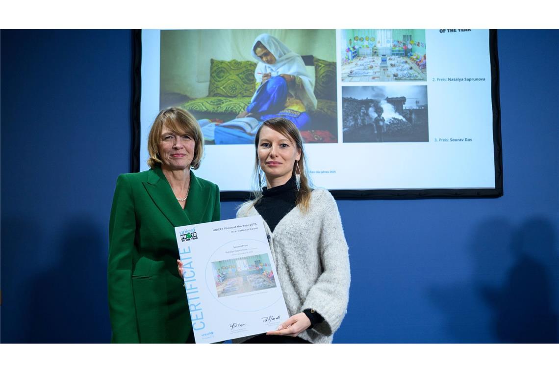 Elke Büdenbender, die auch Schirmherrin von Uncef ist, übergibt der Zweitplatzierten Natalya Saprunova ihre Urkunde.